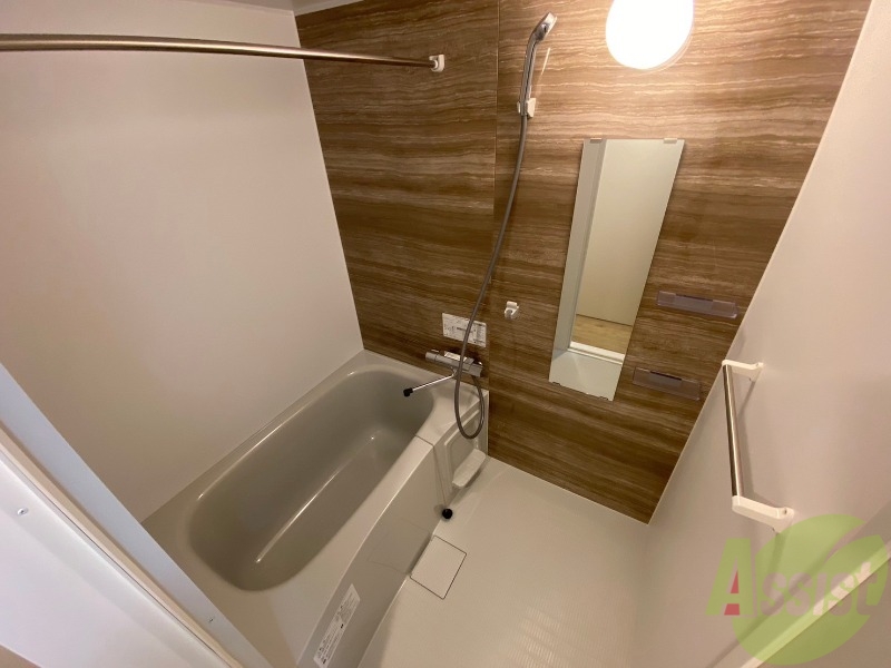 バス・シャワールーム　お風呂です。広々したバスでゆっくりくつろげます。