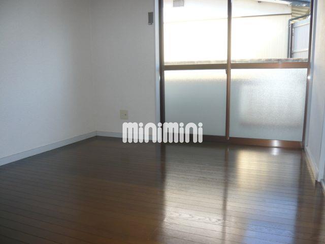 居室・リビング　洋室の窓も１間の欄間付き窓です。