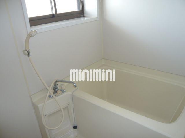 バス・シャワールーム　窓付きで湿気対策にもなり清潔感を保てます。