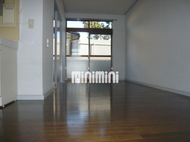 居室・リビング　広々開放的なリビング。窓も高さがありさらに開放的。