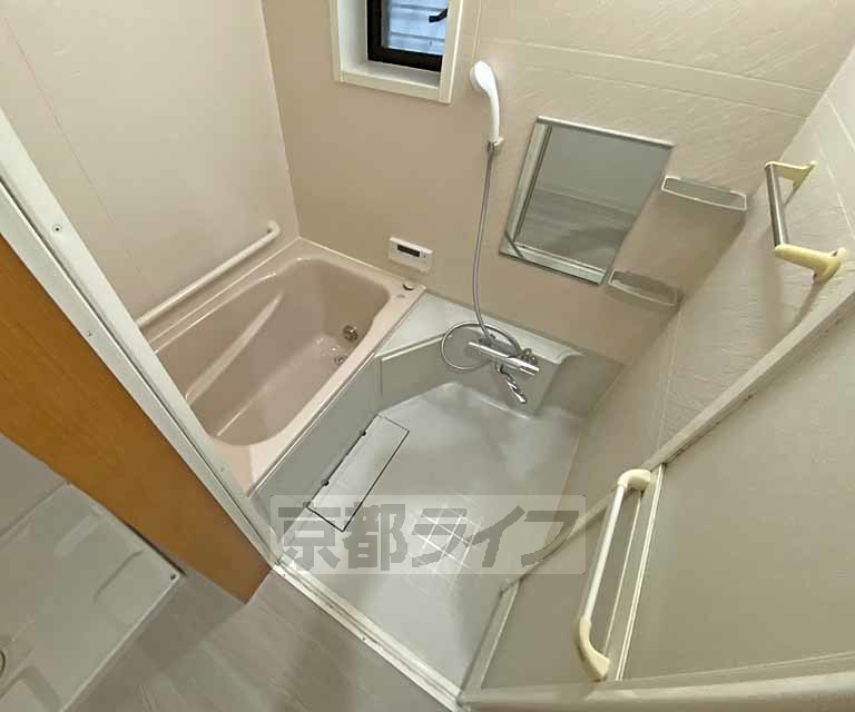 バス・シャワールーム　浴室乾燥機能付きで雨の季節も安心です。