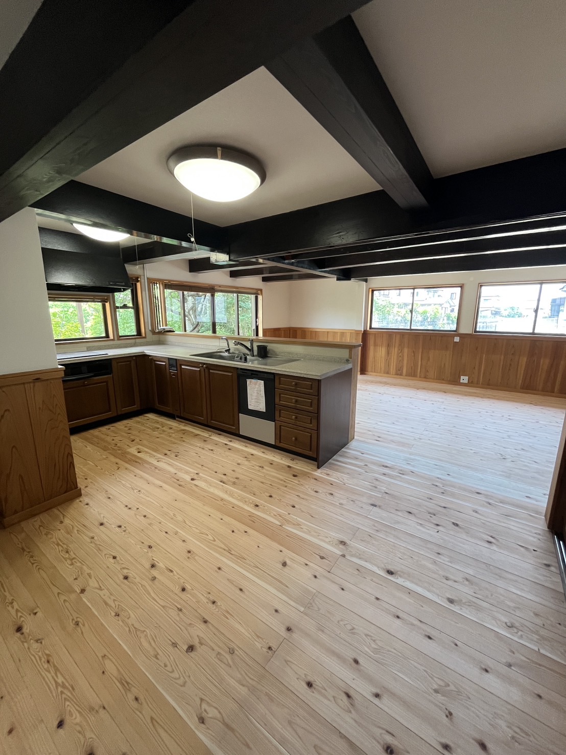 キッチン　床はリビングの色に塗装してあります。