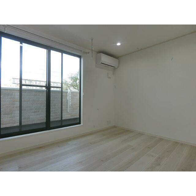 居室・リビング　広々７．３帖の洋室！（１階はテラスです）