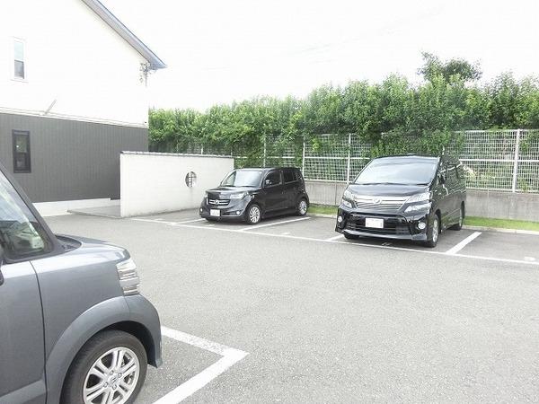 駐車場　敷地内停めやすいです！