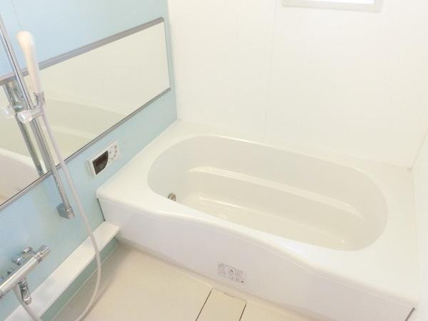 バス・シャワールーム　浴室乾燥機、追い焚き機能付きバス！