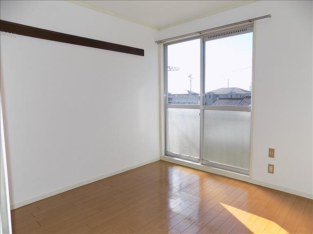 居室・リビング　明るい南向きの洋間。