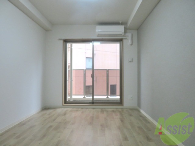 居室・リビング　リビングはこんな感じです。窓が大きくて良く陽が入ってきます