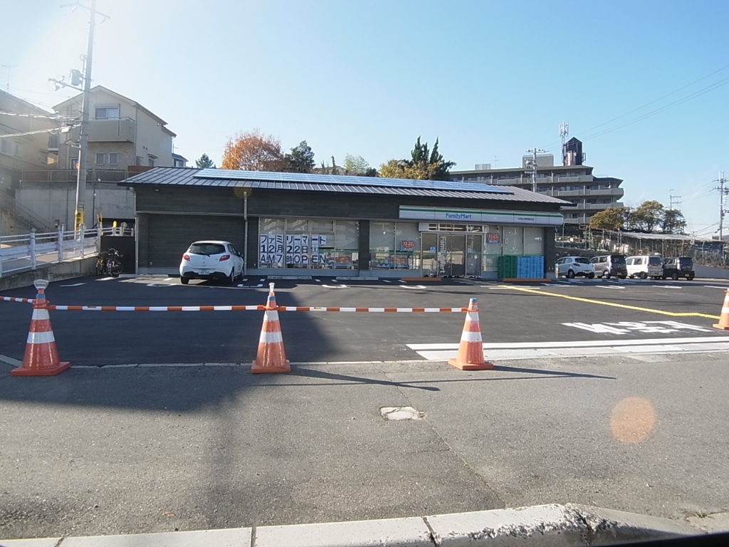 コンビニ　ファミリーマート 伏見日野西風呂店（コンビニ）まで255m