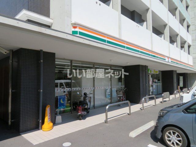 コンビニ　セブンイレブン 呉西中央店（コンビニ）まで3m