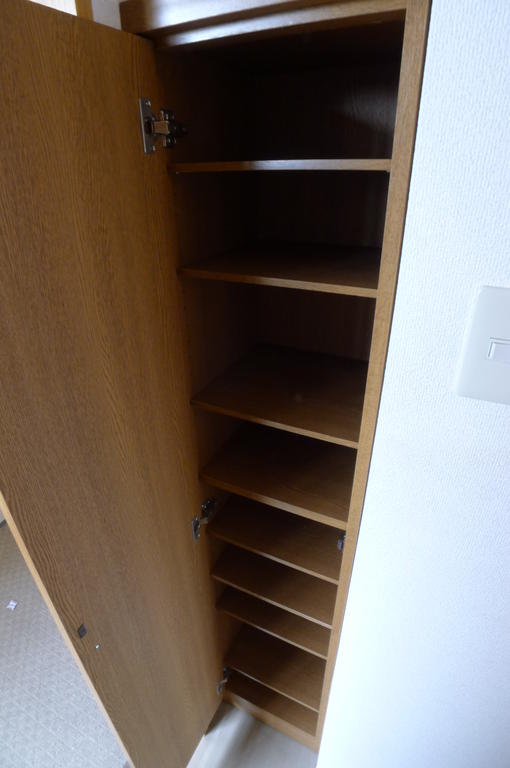 玄関　（写真は同タイプ）