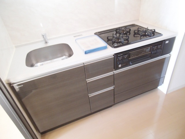 キッチン　ガスコンロが３口完備されているシステムキッチン♪