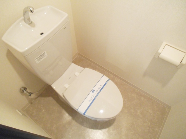 トイレ　個室のトイレになっております♪