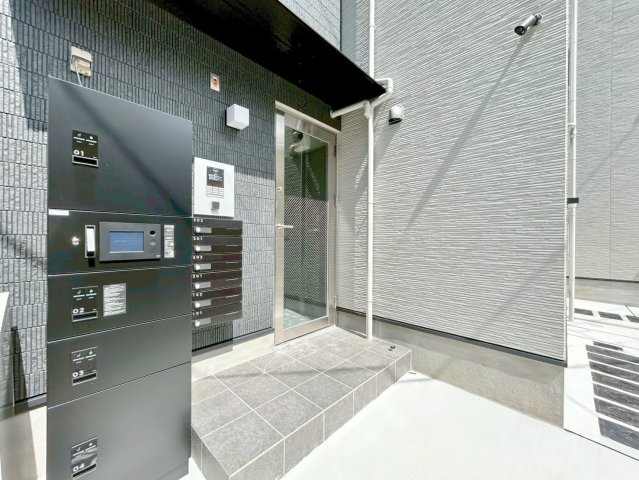 エントランス　オシャレなエントランスは安心のオートロック付きです。