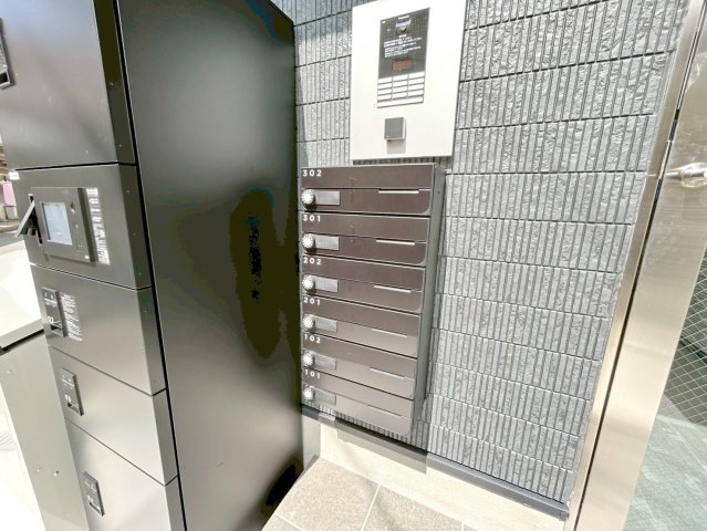 ロビー　ロビーにある各部屋毎のメールボックス。