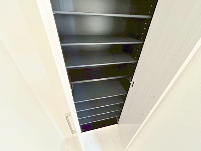 収納　大きいシューズボックスは靴がいっぱい入れれますね。