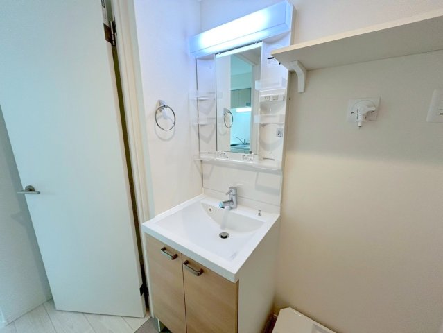 洗面設備　身支度が出来る独立洗面台です。