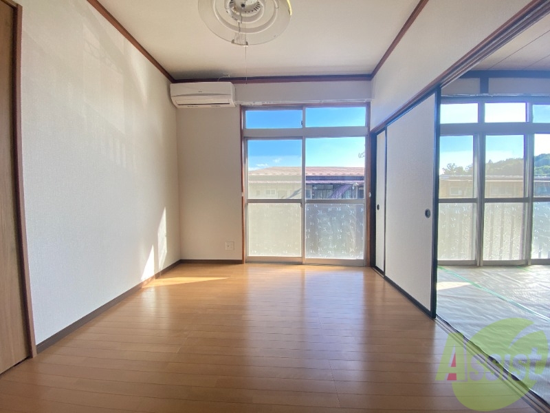 居室・リビング　陽が良く入ってくるのが分かります。暖かくて気持ちいいですね