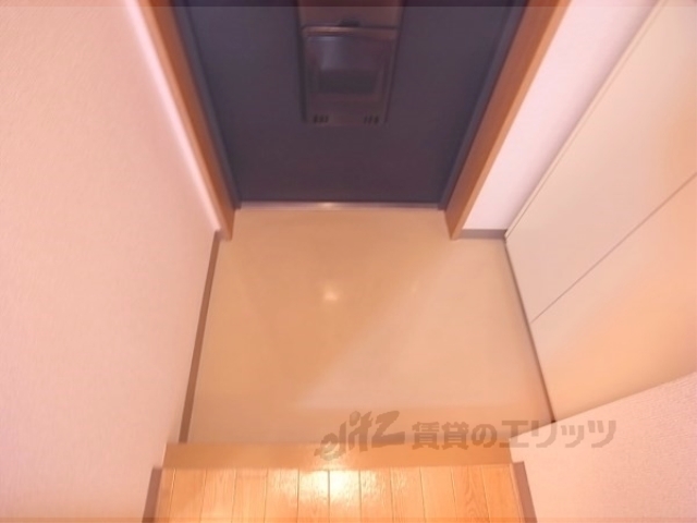 玄関　一人暮らしに十分な広さの玄関です