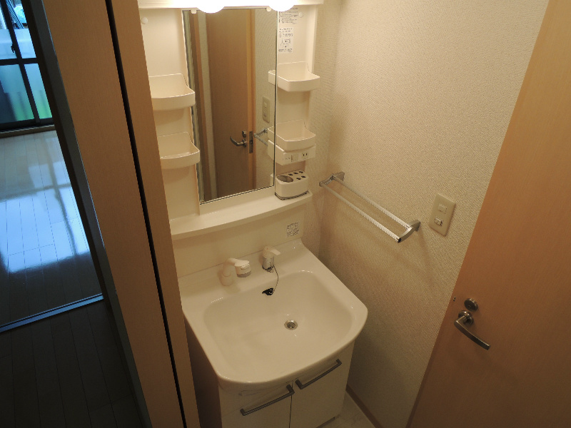 洗面設備　朝に便利な独立洗面台完備です。