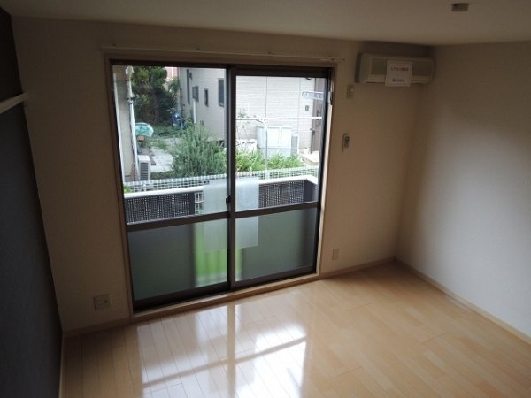 居室・リビング　同建物別号室の写真です。