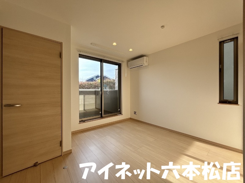 居室・リビング　家具の配置に困らないリビングですね