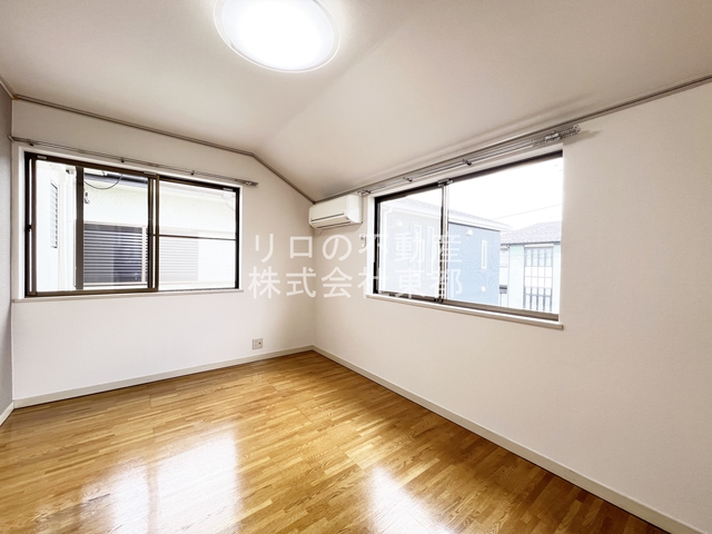 居室・リビング　２面採光なので、明るく風通しのよい過ごしやすいお部屋です♪