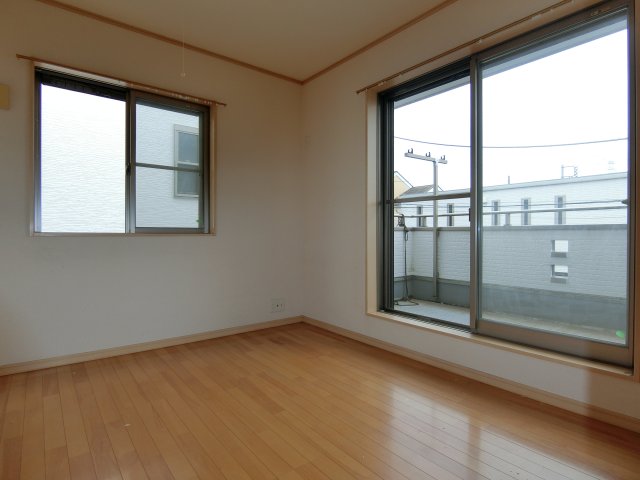 居室・リビング　東南角の明るい居室スペース。（※内装前）