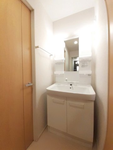 洗面設備　ゆったりとスペースのある洗面所