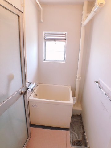 バス・シャワールーム　換気用窓のあるお風呂★