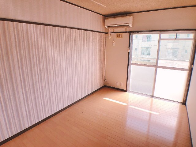 居室・リビング　リフォーム済みでお洒落なデザインクロス貼り★