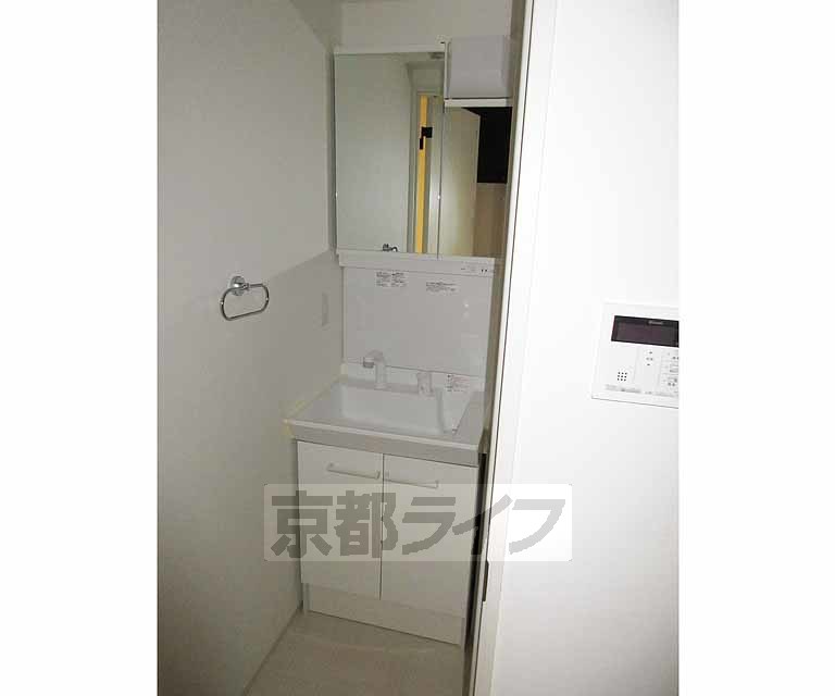 洗面設備　使いやすい洗面台です