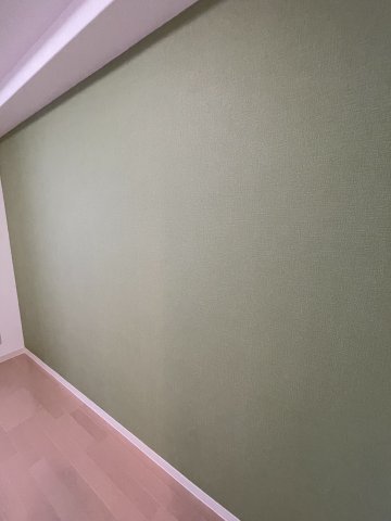 その他部屋・スペース　落ち着いたグリーンのアクセントクロスです