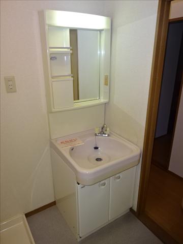 洗面設備　独立型の洗面化粧台ですよ。