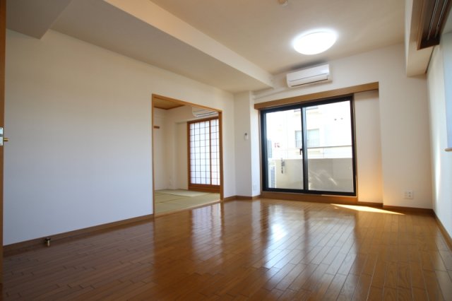 居室・リビング　こちらの居間で趣味の時間をお楽しみください