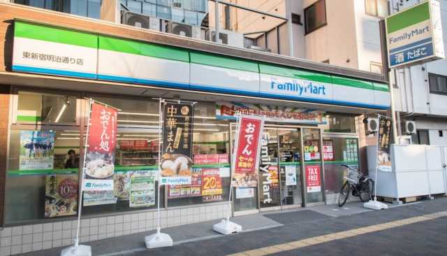 コンビニ　ファミリーマート　東新宿明治通り店（コンビニ）まで122m