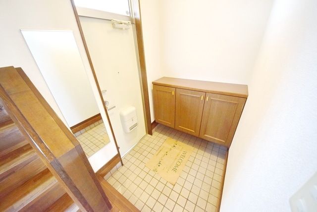 玄関　※別部屋参考写真