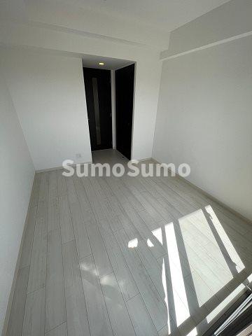 その他部屋・スペース　落ち着いた色調の寝室です