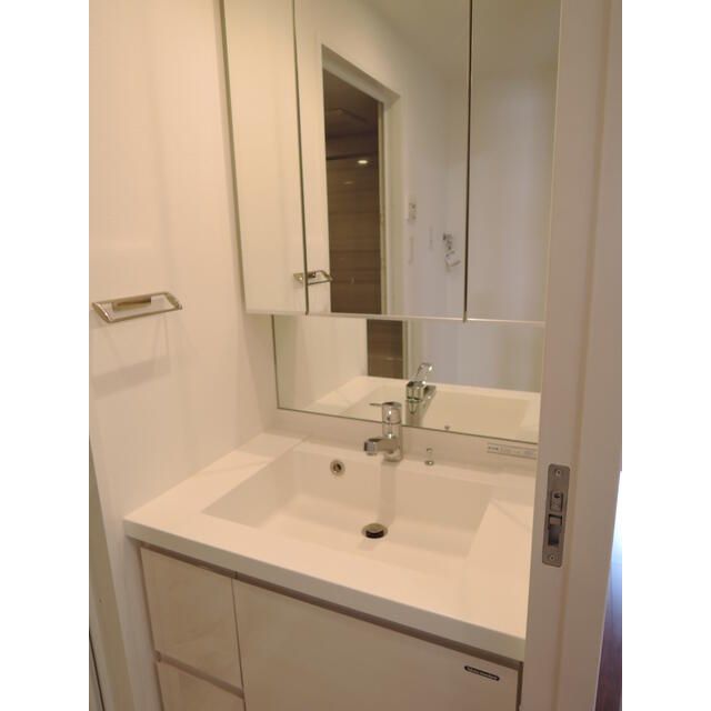 洗面設備　明るい洗面所です