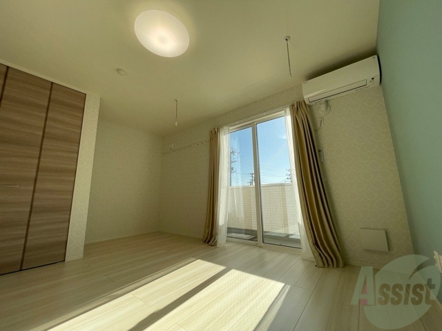 居室・リビング　リビングは９．１帖もございます。家具のレイアウトも悩みますね