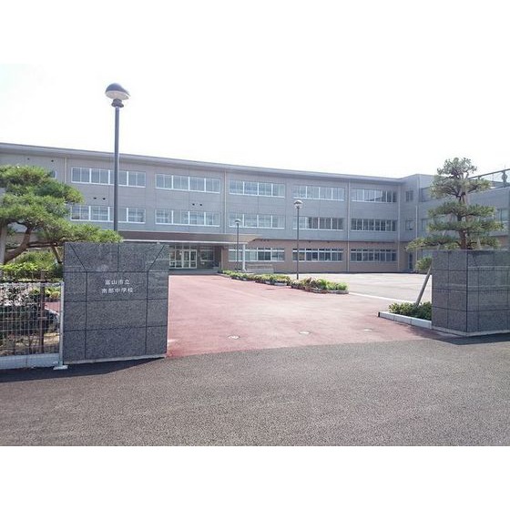 中学校　南部中学校（中学校）まで2000m