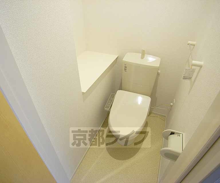 トイレ　トイレには小さな棚が付いてます。
