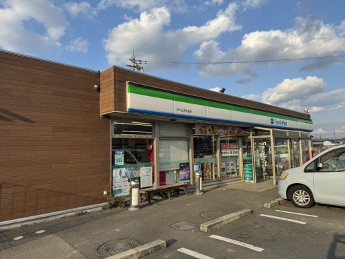 コンビニ　ファミリーマート かつらぎ大谷店（コンビニ）まで695m