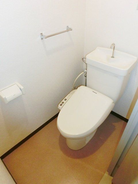 トイレ　シャワートイレ付きです