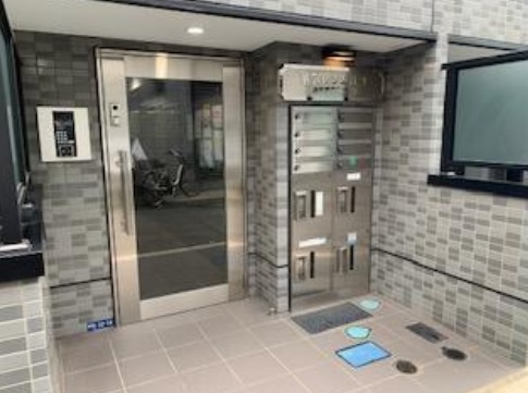 エントランス　オートロックと宅配ボックス付きのエントランス