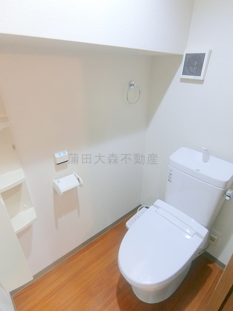 トイレ　温水洗浄便座付きトイレ　棚収納