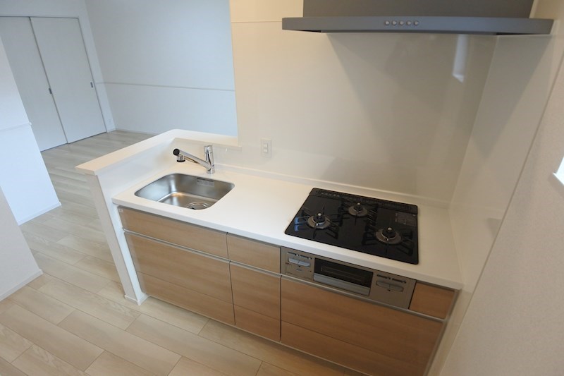キッチン　3ツ口ガスコンロ付システムキッチン