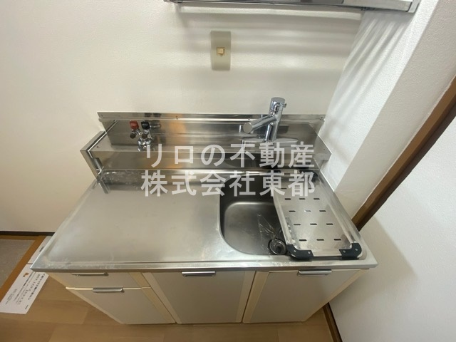 キッチン　キッチンは収納付なので、調理器具など必要な物を収納できます☆