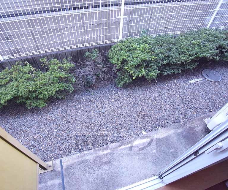 バルコニー　緑が見えますね。