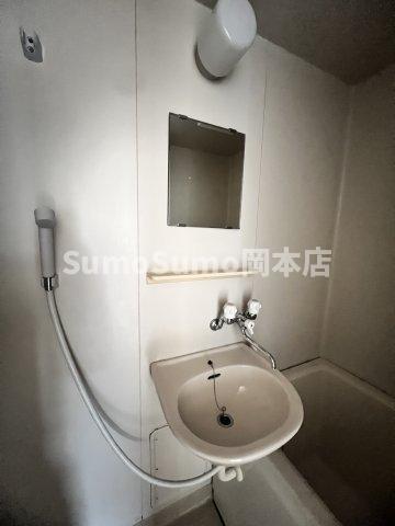 洗面設備　明るい洗面所です