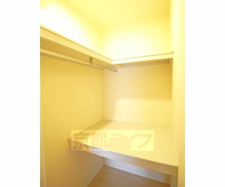 収納　広々としたウォークインクローゼットです。